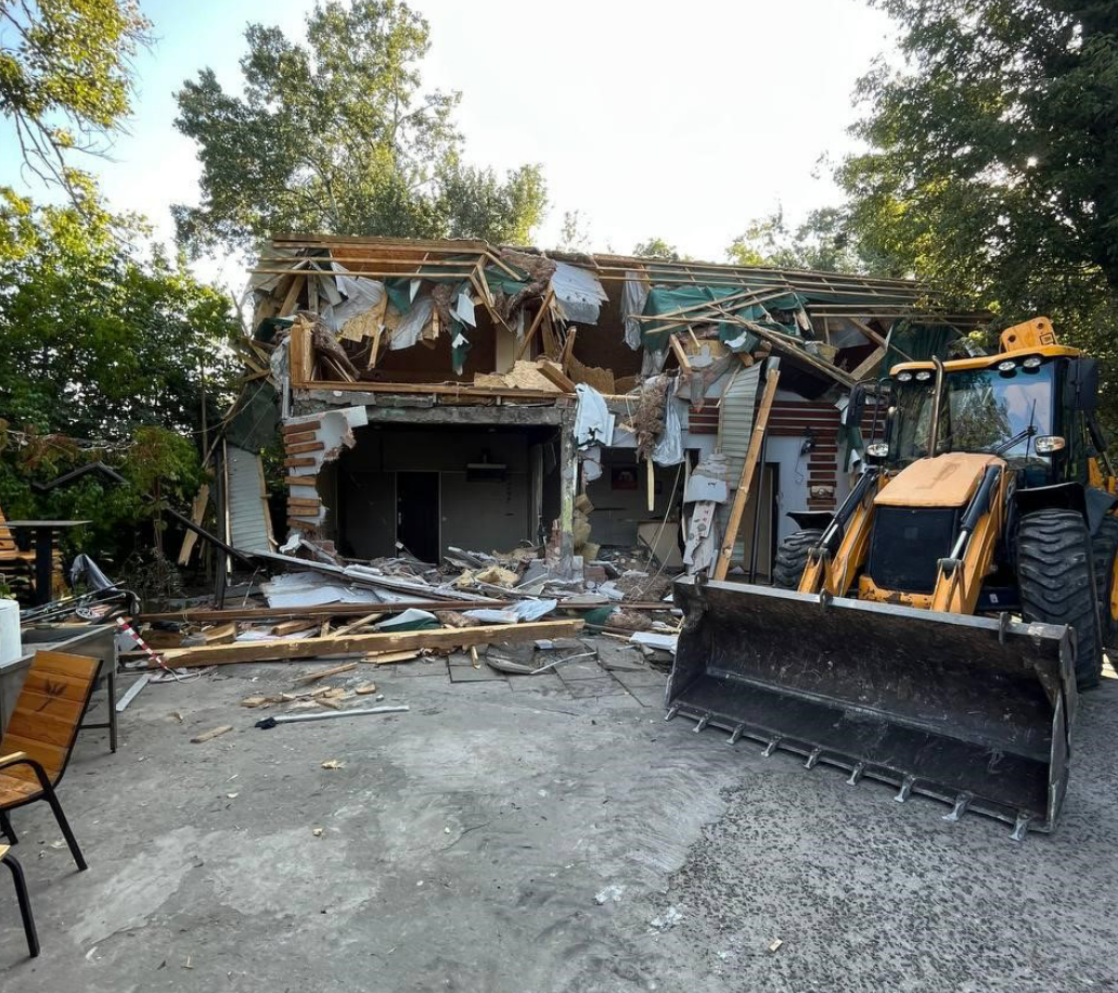 На Трухановому острові демонтували кафе, а землю повернули громаді: фото