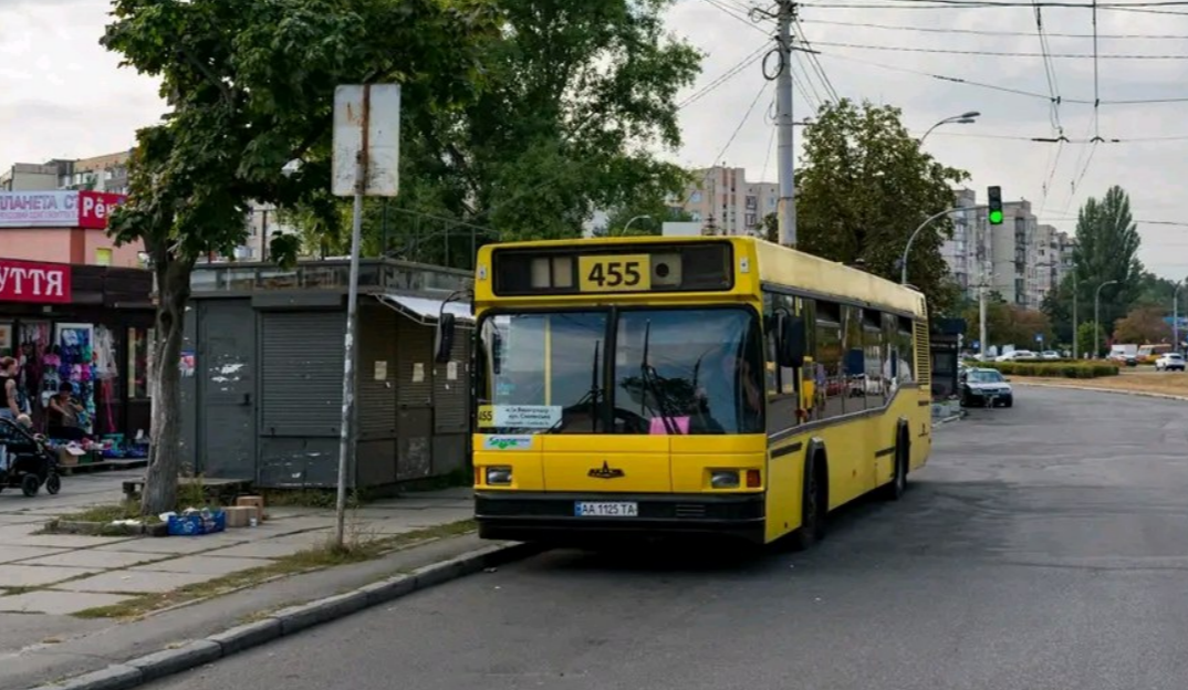 У Києві на маршрут №455, який поєднує Виноградар та Севастопольську площу, додатково випустили 10 автобусів 2008 року випуску.
