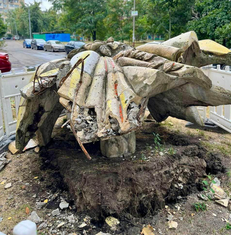 На Троєщині знищили унікальну скульптуру "Дюймовочка": фото