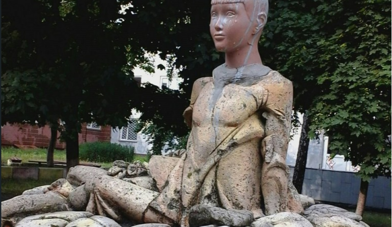 У Києві на Троєщині знищили унікальну скульптуру Дюймовочка