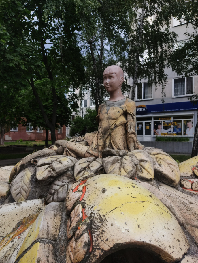 На Троєщині знищили унікальну скульптуру "Дюймовочка": фото
