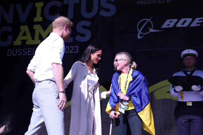 Принц Гаррі та Меган Маркл вручають нагороду українській парамедикині Тайрі на Іграх Нескорених-2023