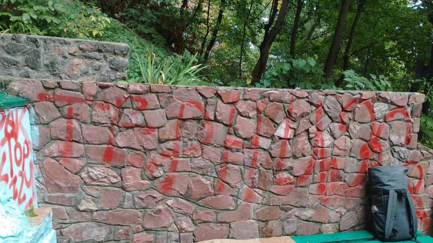 У Києві вандали осквернили святині біля Києво-Печерської Лаври: фото