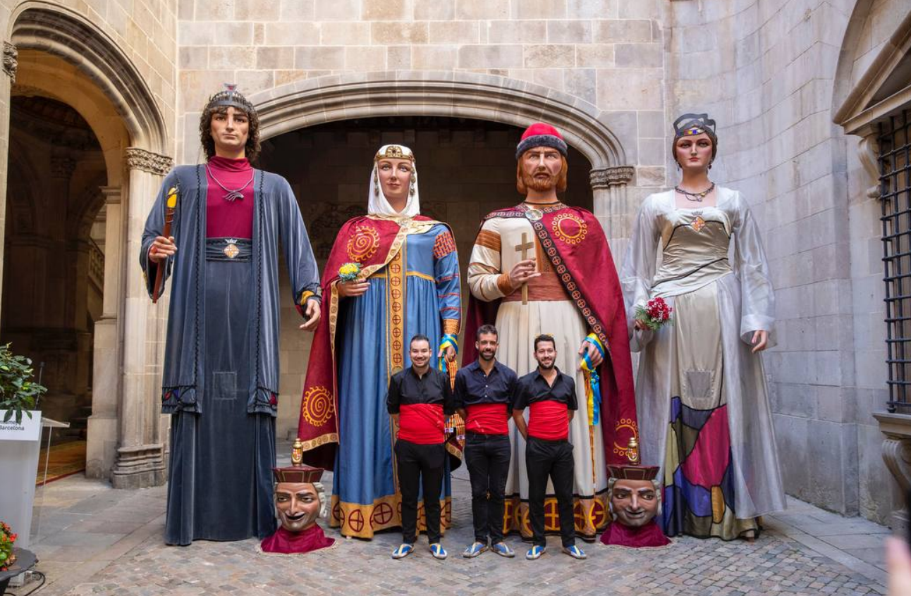 Київські ляльки-велетні княгиня Ольга та князь Володимир відкрили головний фестиваль Барселони