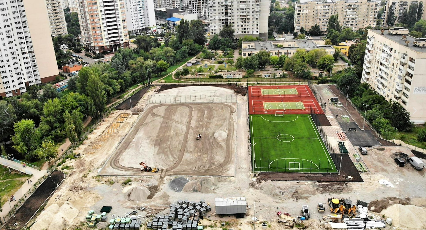 На Позняках завершили реконструкцію шкільного стадіону: як він виглядає