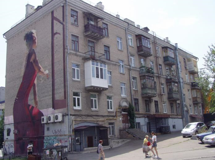 У Києві на вулиці Липківського на місці муралу, який створив відомий канадський художник, може з'явитися прихована реклама горілки.