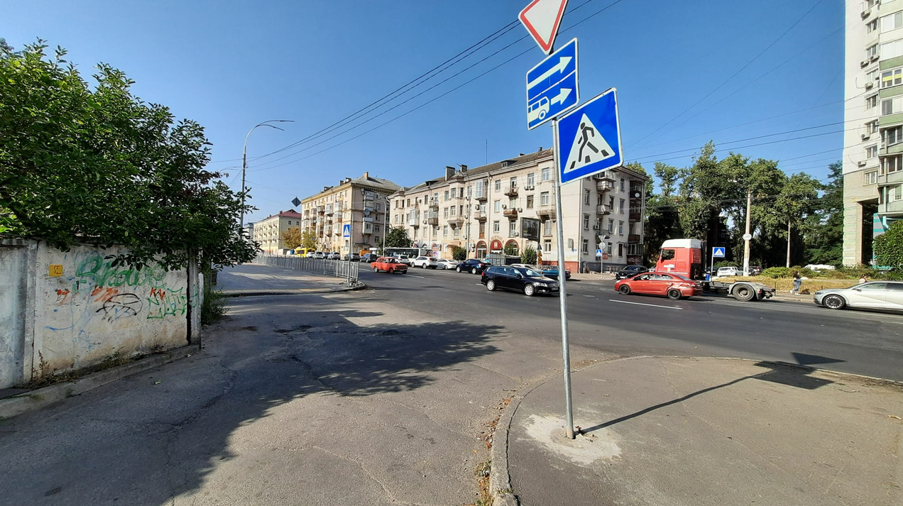 У Києві біля проспекту Лобановського з'явився новий наземний пішохідний перехід