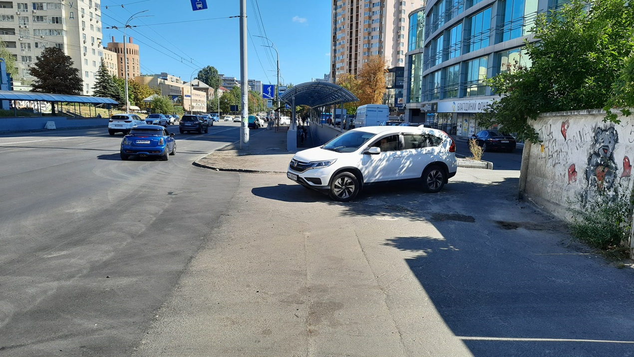 У Києві біля проспекту Лобановського з'явився новий наземний пішохідний перехід