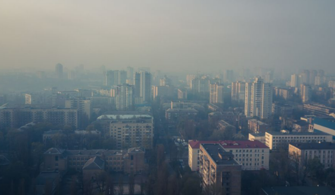 У Києві погіршилась якість повітря: в усіх районах чутно запах гару