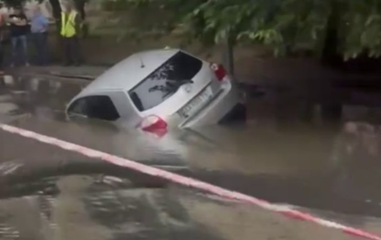 12 вересня у Києві автомобіль провалився під асфальт через аварію на водопроводі