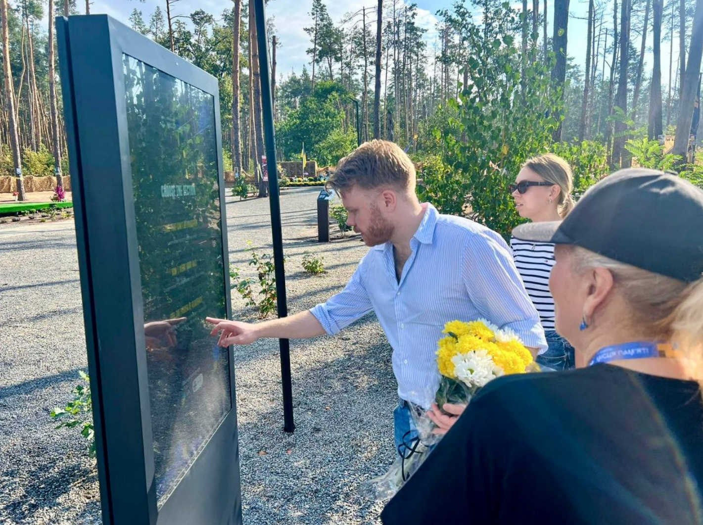 Європейська делегація відвідала Мощун, кладовище автомобілів та міст через річку Ірпінь