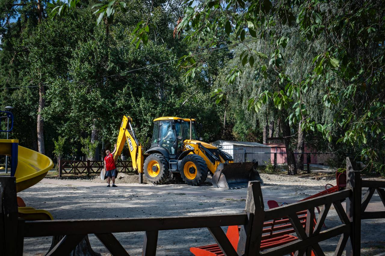 У Бучі на Київщині будують інклюзивний дитячий майданчик: фото