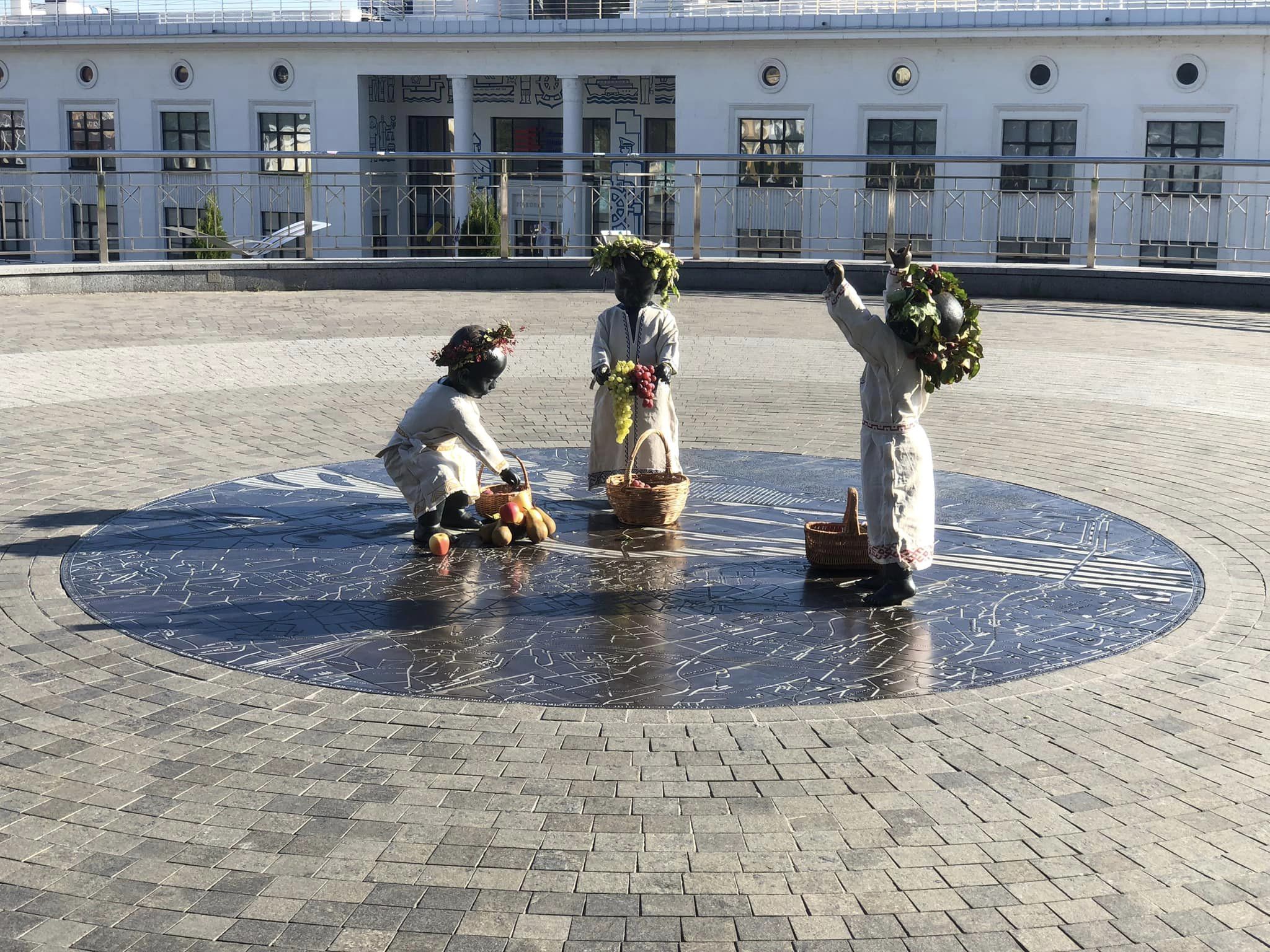 Скульптури малюків-засновників Києва переодягнули до Дня осіннього рівнодення: як вони виглядають