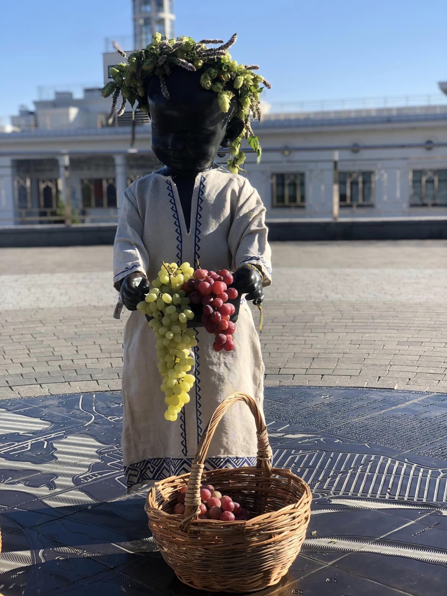 Скульптури малюків-засновників Києва переодягнули до Дня осіннього рівнодення: як вони виглядають