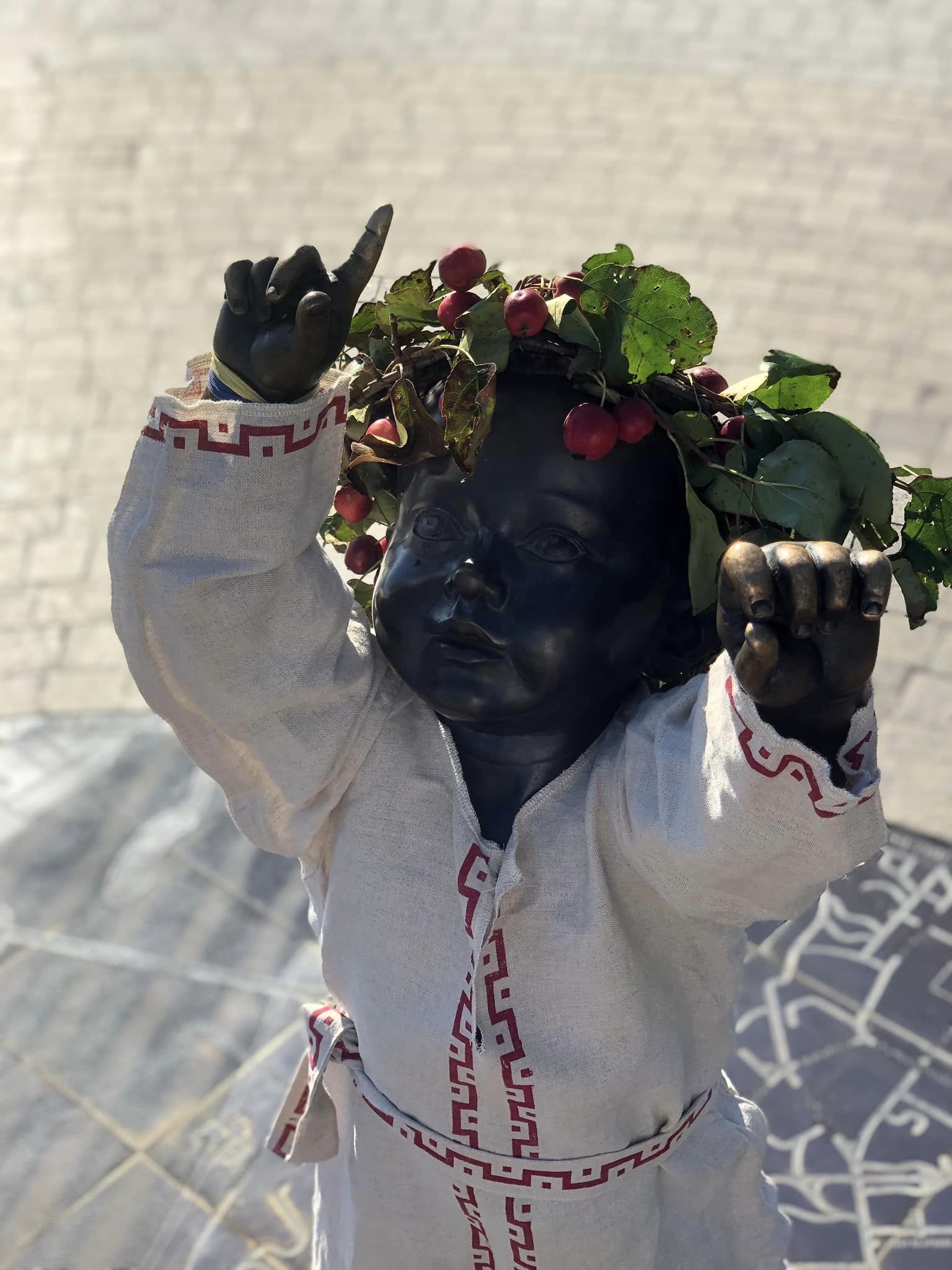 Скульптури малюків-засновників Києва переодягнули до Дня осіннього рівнодення: як вони виглядають