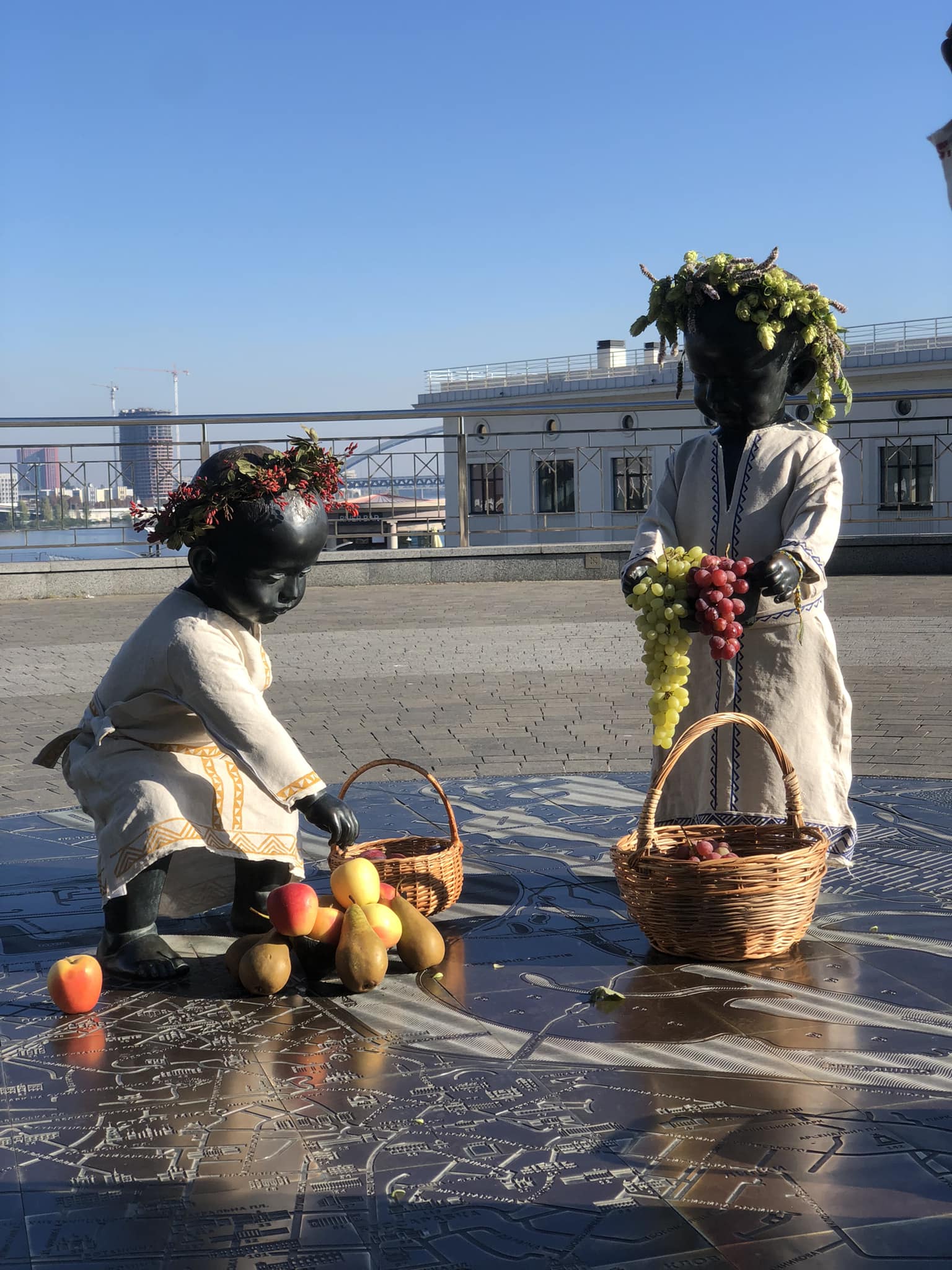 Скульптури малюків-засновників Києва переодягнули до Дня осіннього рівнодення: як вони виглядають