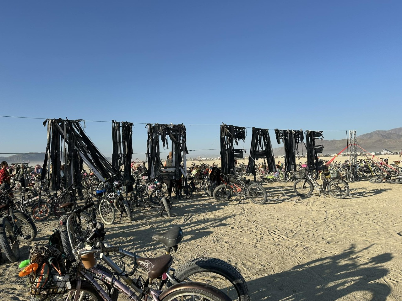 Із решток інсталяції "Black Cloud" для Burning Man 2025 створили новий артоб’єкт: фото