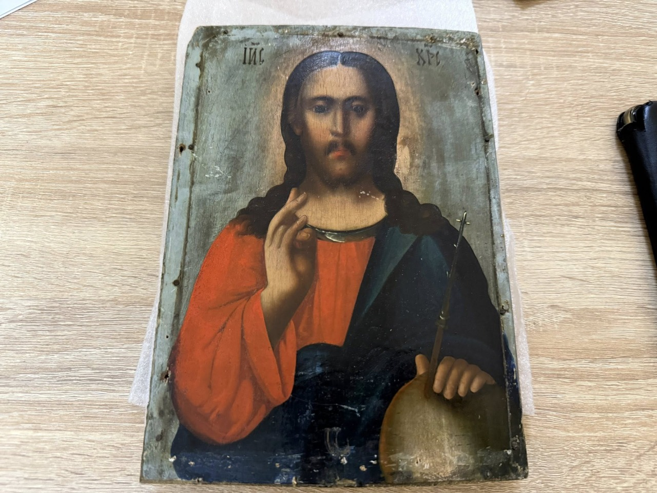 Київська митниця врятувала стародавню ікону від незаконної відправки за кордон: фото