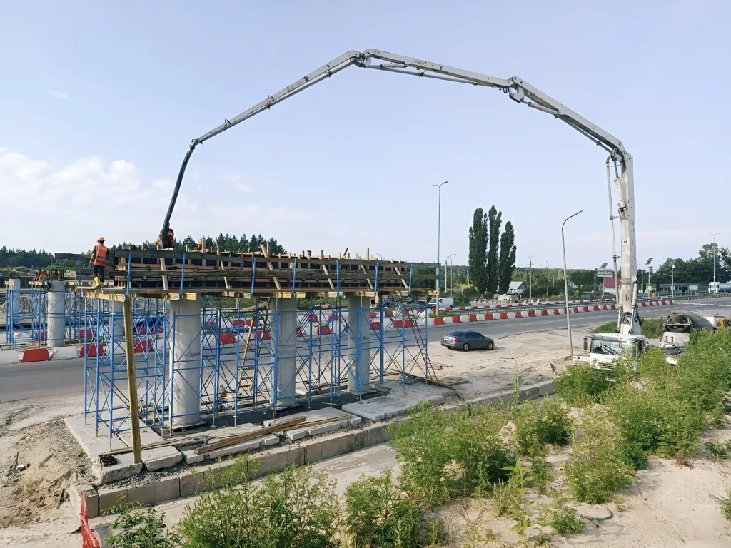 На Київщині ремонтують шляхопровід, пошкоджений російськими артобстрілами: фото