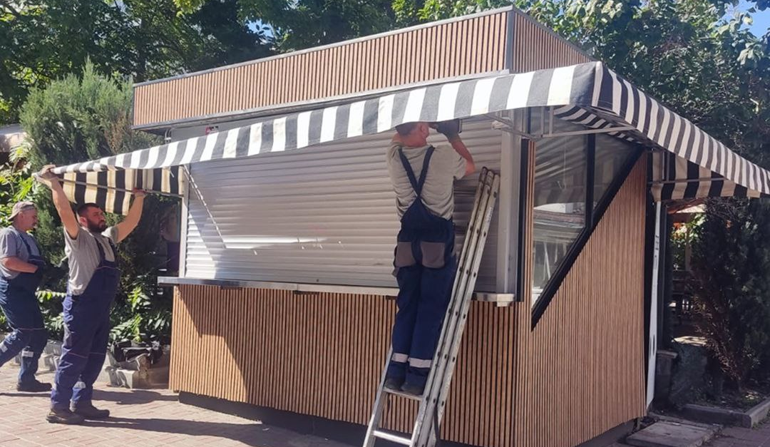 У Подільському районі Києва старий кіоск намагалися "замаскувати" під сучасний МАФ: фото