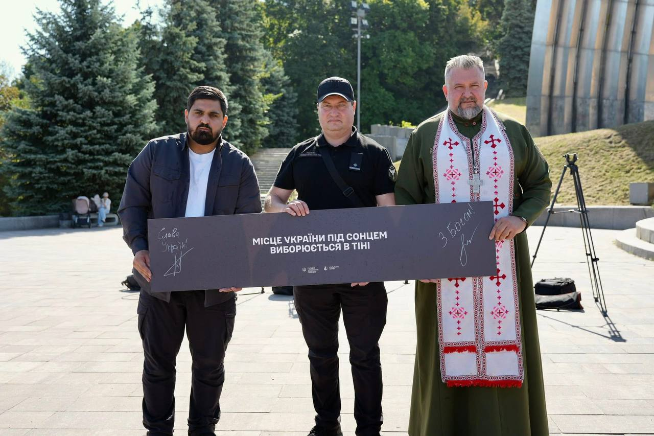 На Алеї захисників України в Києві з’явився новий пам’ятний знак: фото