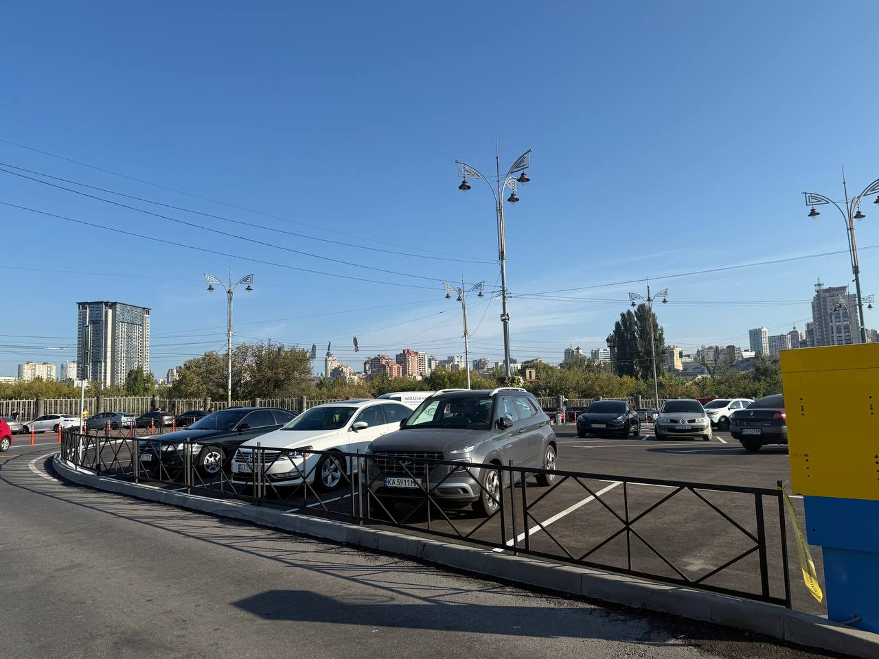 На Вокзальній площі у Києві запрацював великий паркінг для авто: які ціни