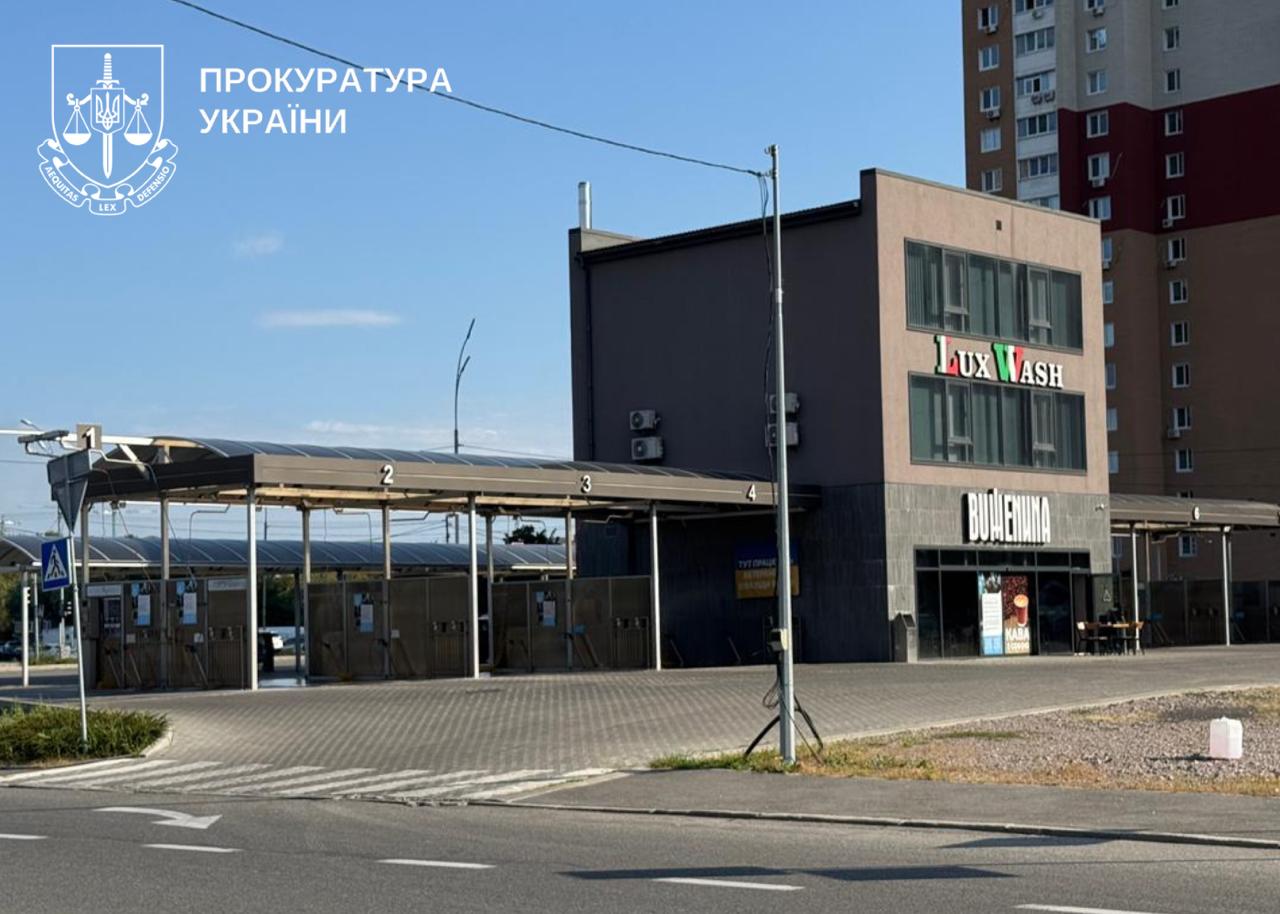 Захопив комунальну землю і звів автомийку: київському підприємцю оголосили підозру