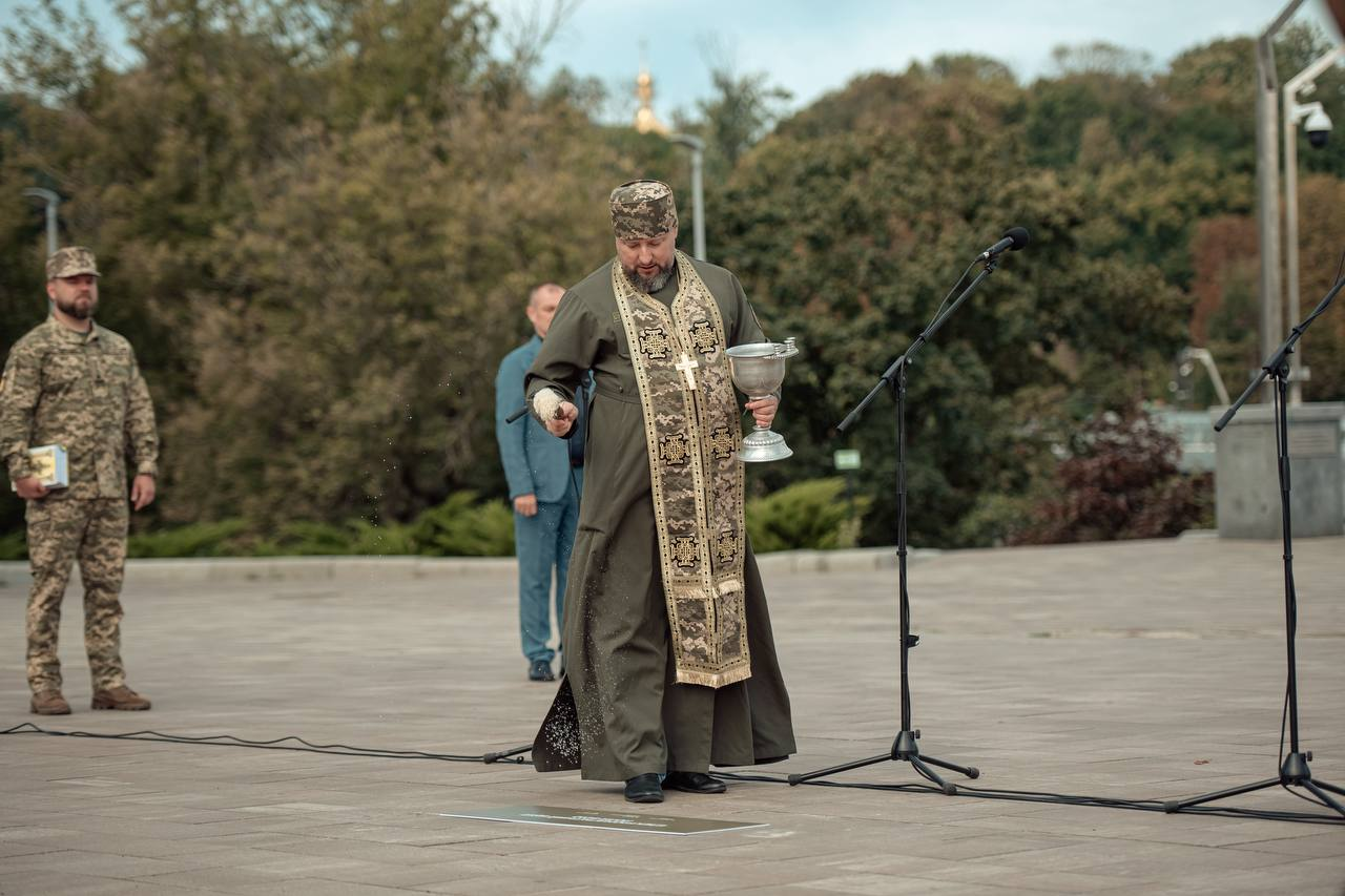 На Алеї захисників України у Києві відкрили пам’ятний знак "Війська РЕБ": фото
