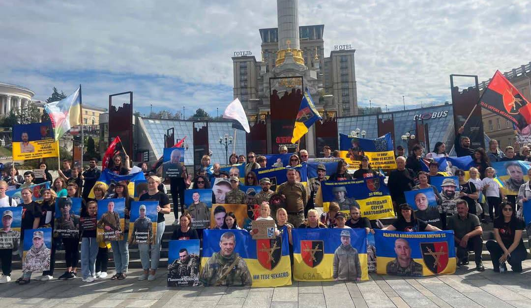 На Майдані Незалежності у Києві відбулася акція-фотовиставка на підтримку зниклих безвісти і полонених