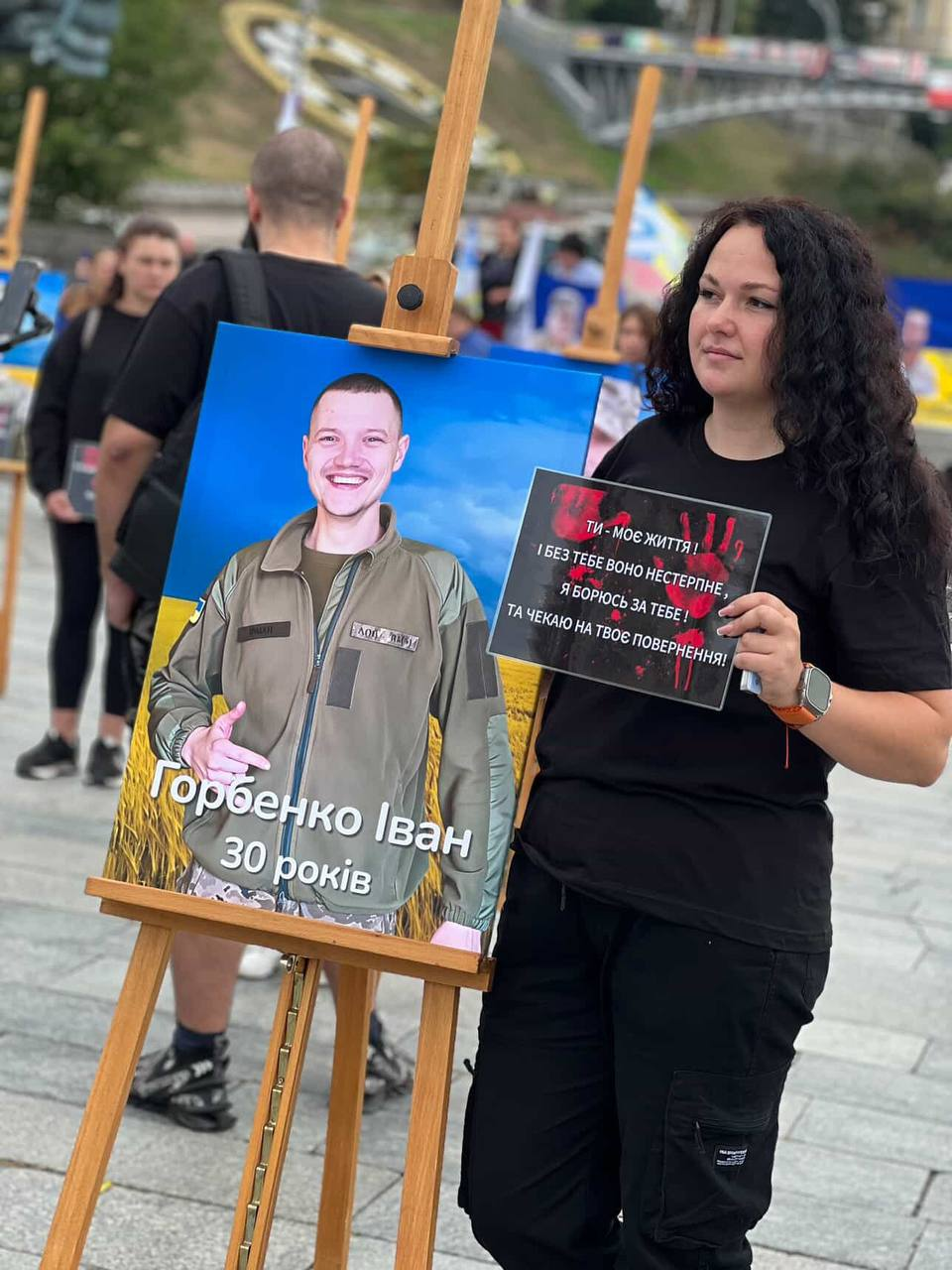 На Майдані Незалежності у Києві відбулася акція-фотовиставка на підтримку зниклих безвісти і полонених