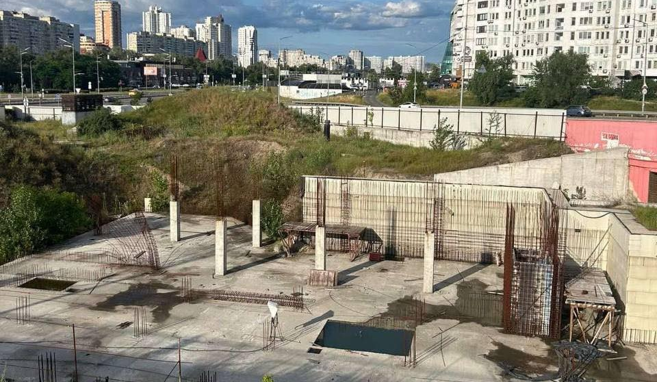 Петицію про ліквідацію недобудови біля метро "Осокорки" у Києві відхилили: причина