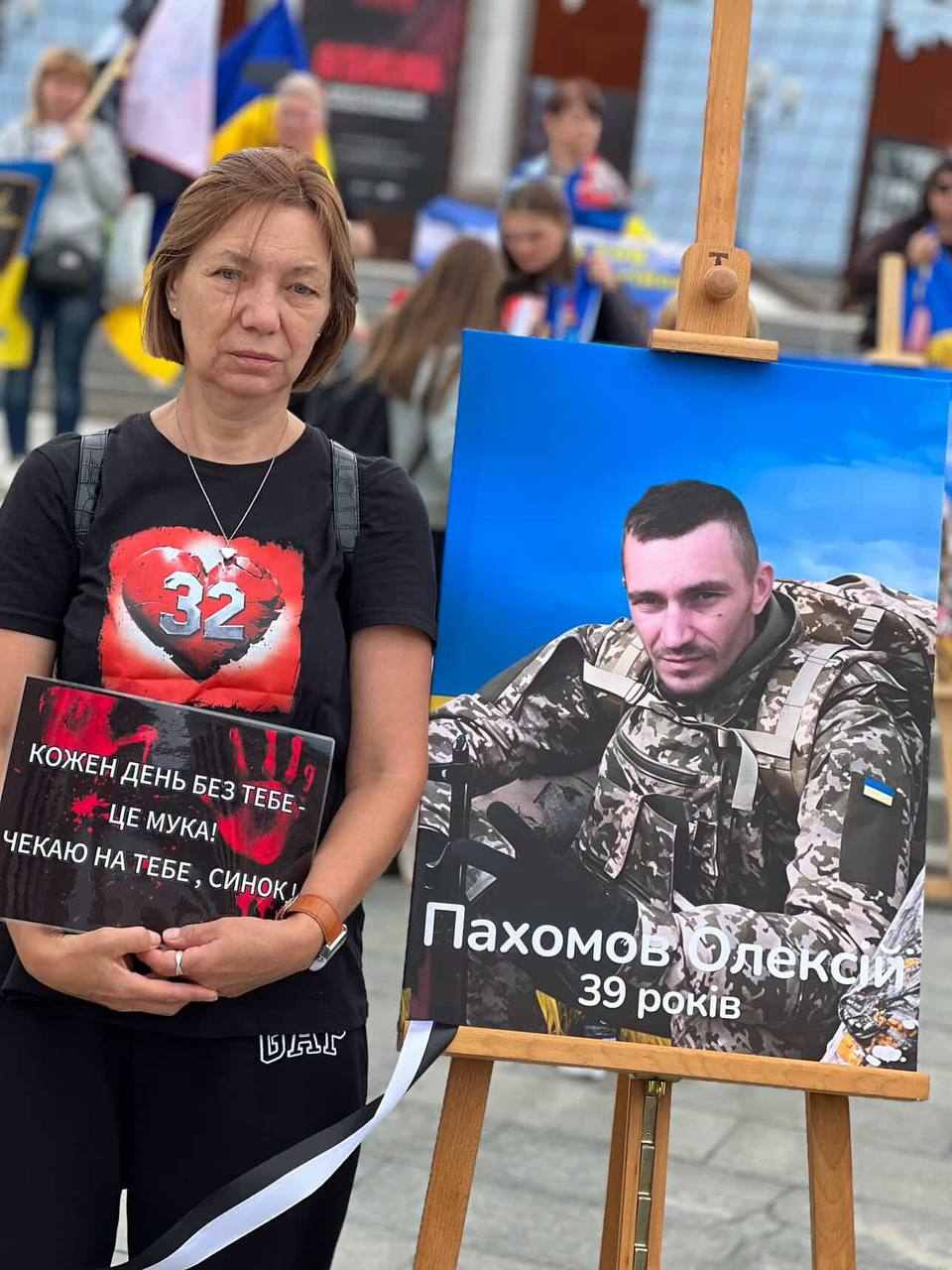 На Майдані Незалежності у Києві відбулася акція-фотовиставка на підтримку зниклих безвісти і полонених