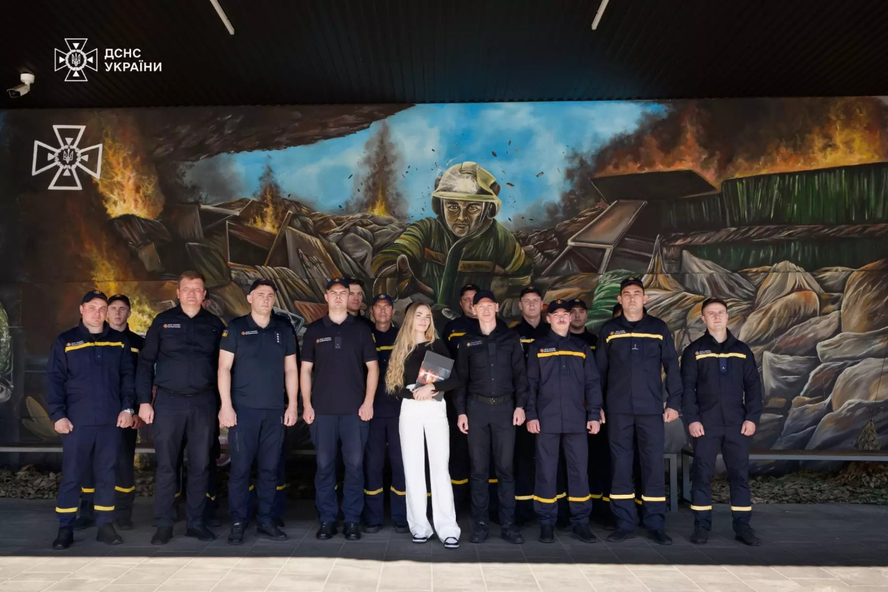 На Центральному автовокзалі Києва відкрили мурал на честь українських рятувальників: фото