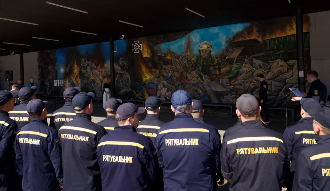 На Центральному автовокзалі Києва відкрили мурал на честь українських рятувальників: фото