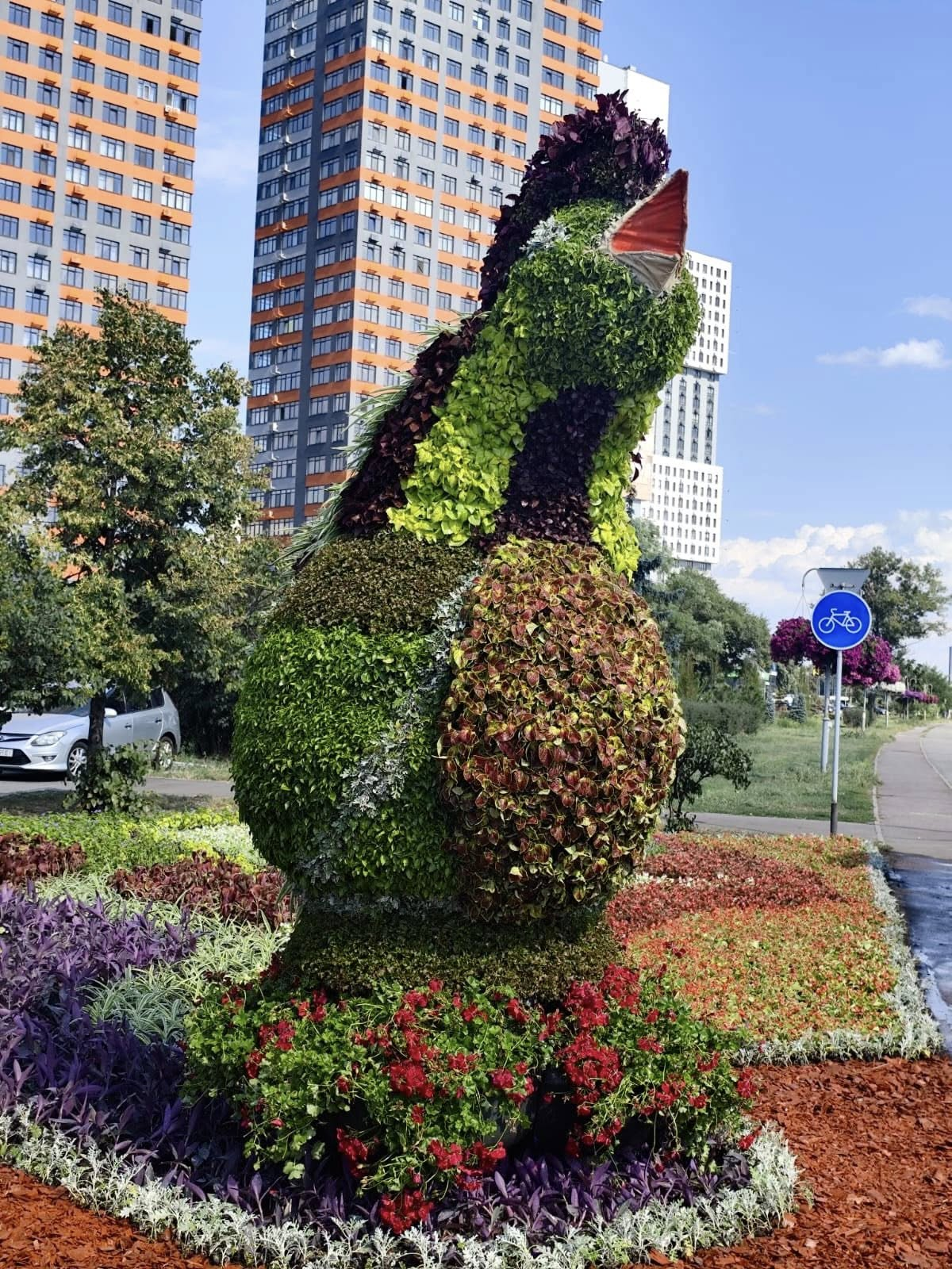 На проспекті Бажана у Києві висадили квітник "Васильківська майоліка": фото
