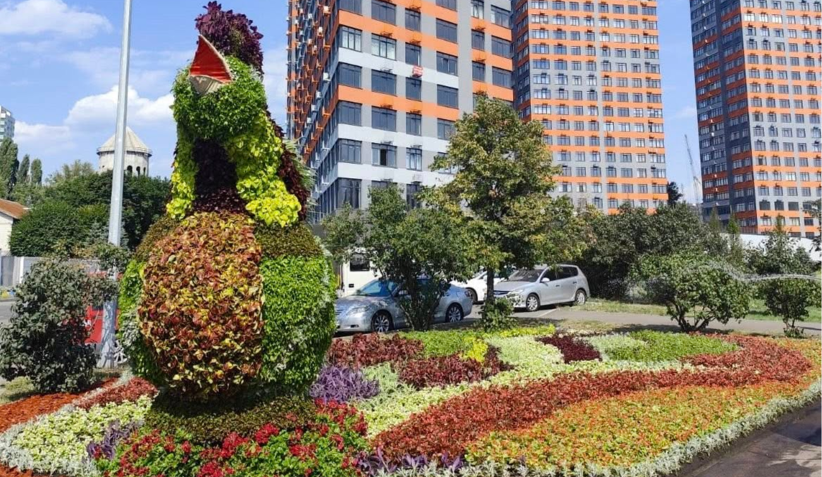 На проспекті Бажана у Києві висадили квітник "Васильківська майоліка": фото