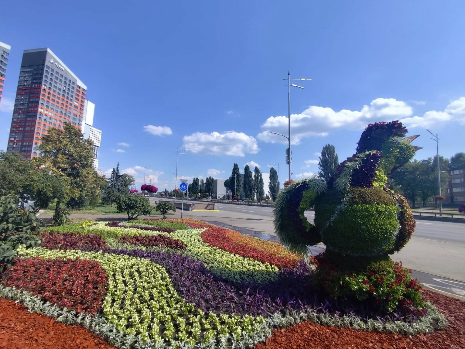 На проспекті Бажана у Києві висадили квітник "Васильківська майоліка": фото