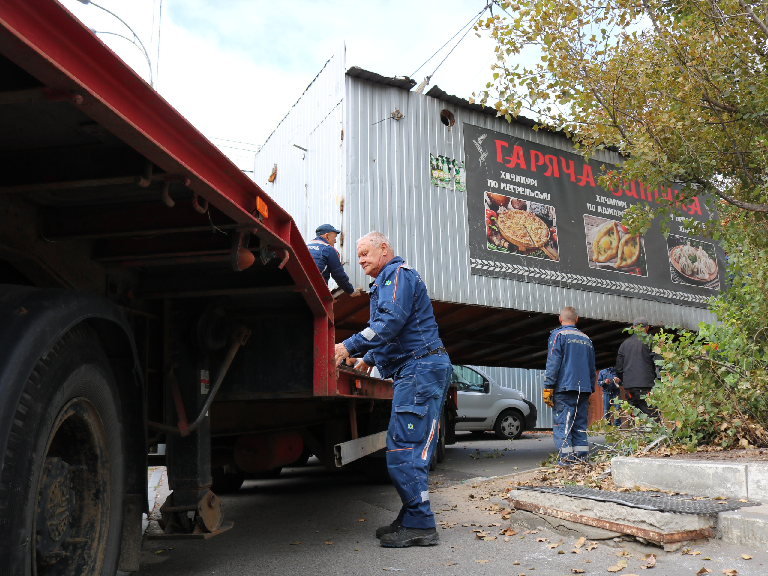 На Подолі демонтували 11 МАФів, що простояли там 20 років з порушеннями