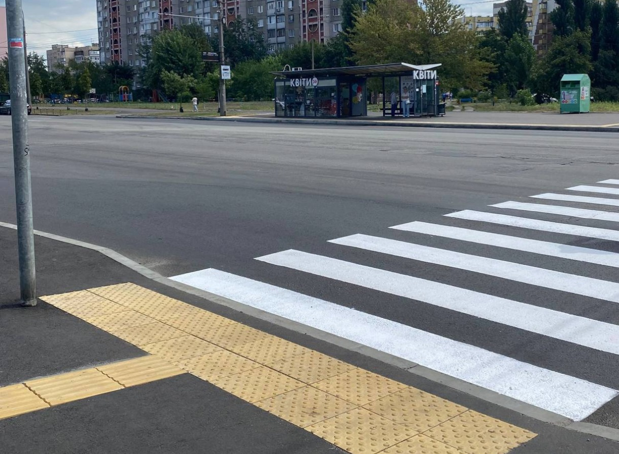 Від початку 2025 року у Києві облаштували понад 300 безбар’єрних пішохідних переходів