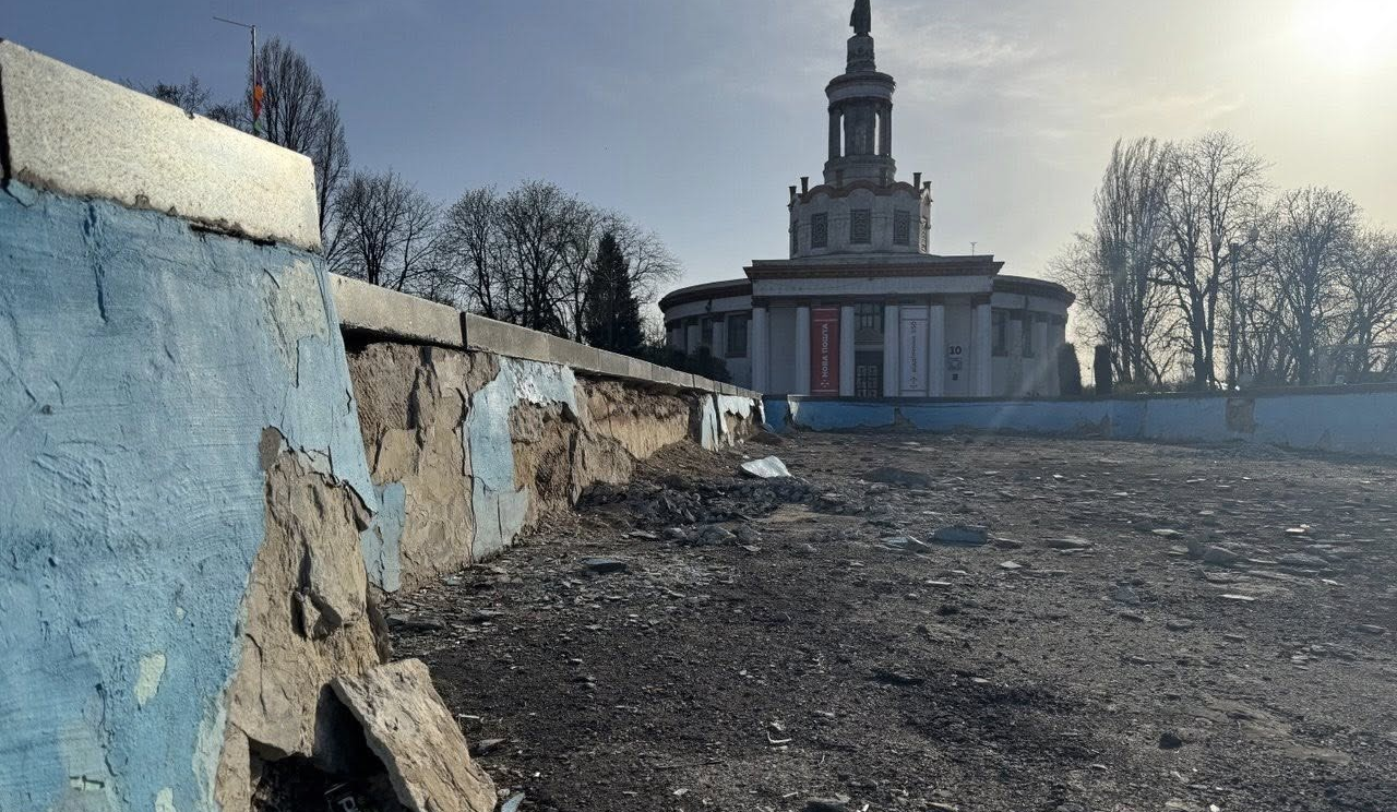На центральній площі ВДНГ відновили занедбаний басейн: фото