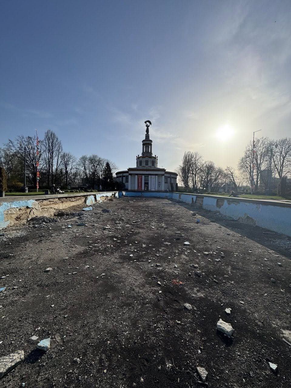 На центральній площі ВДНГ у Києві відновили занедбаний басейн: фото