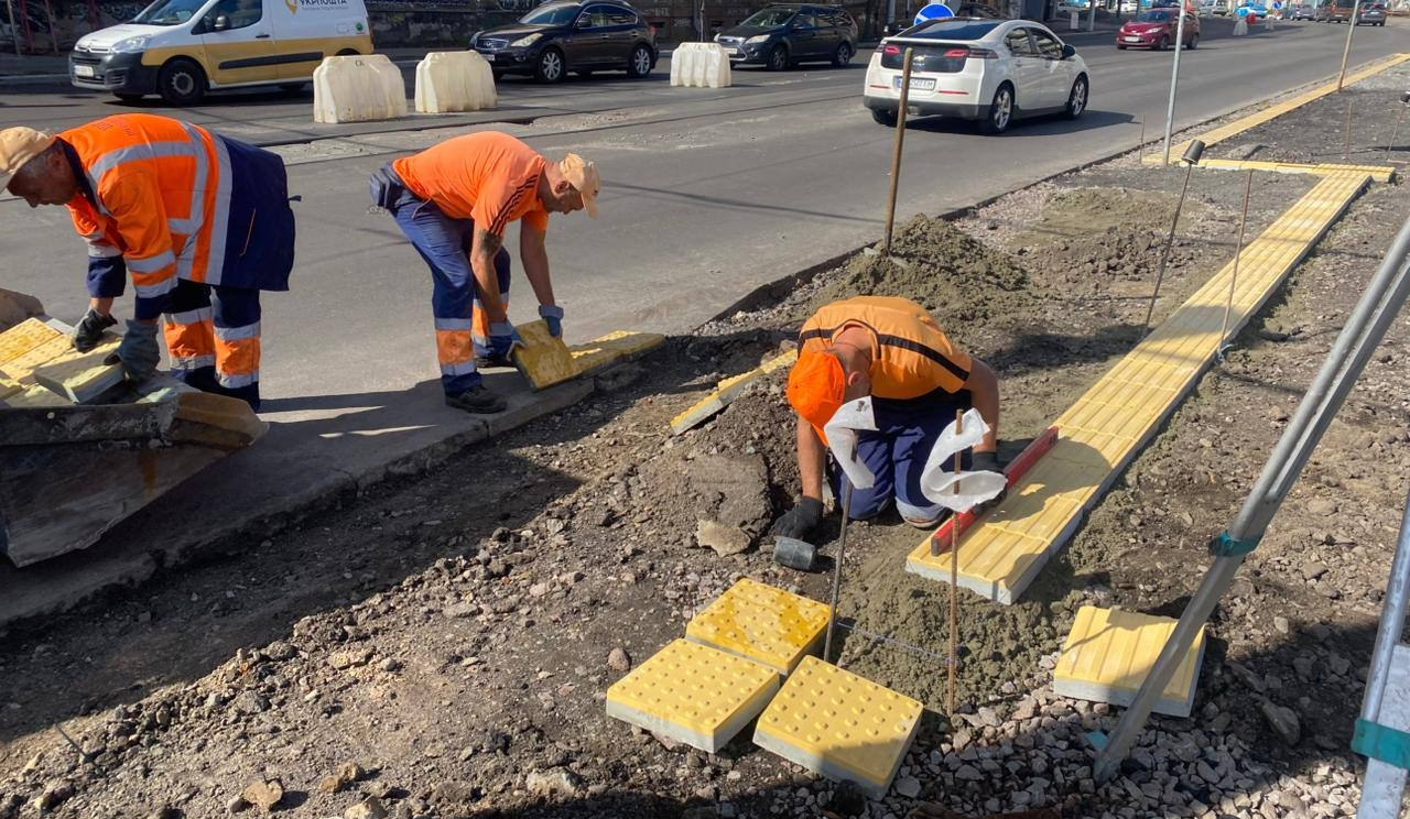 У центрі Києва облаштовують безбар’єрний підхід до соціального об’єкта: деталі