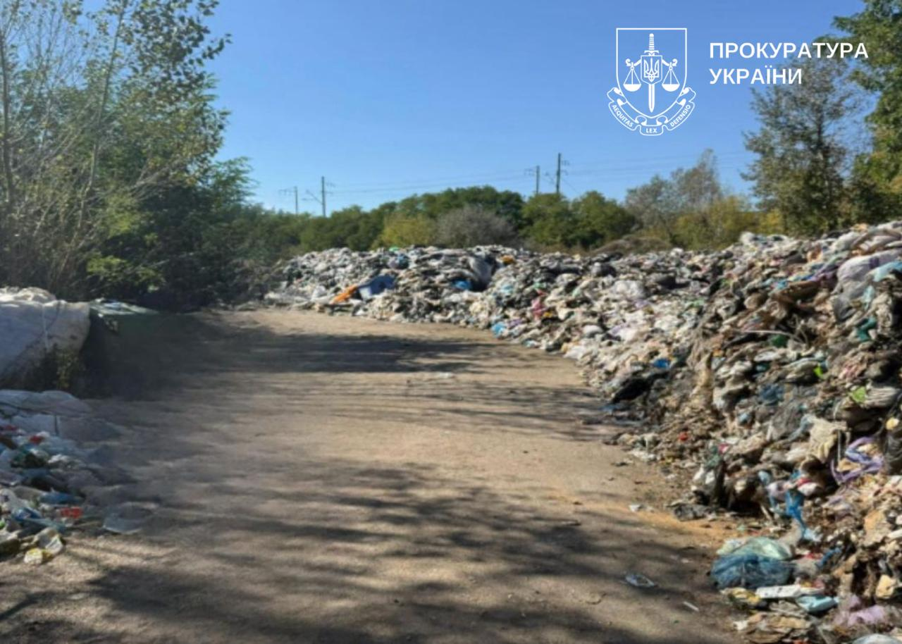 Влаштував незаконне сміттєзвалище у Голосіївському районі Києва: підприємцю оголосили підозру