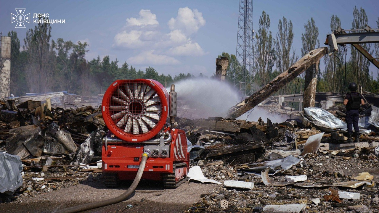 У Бучанському районі четверту добу ліквідовують наслідки удару росіян: фото