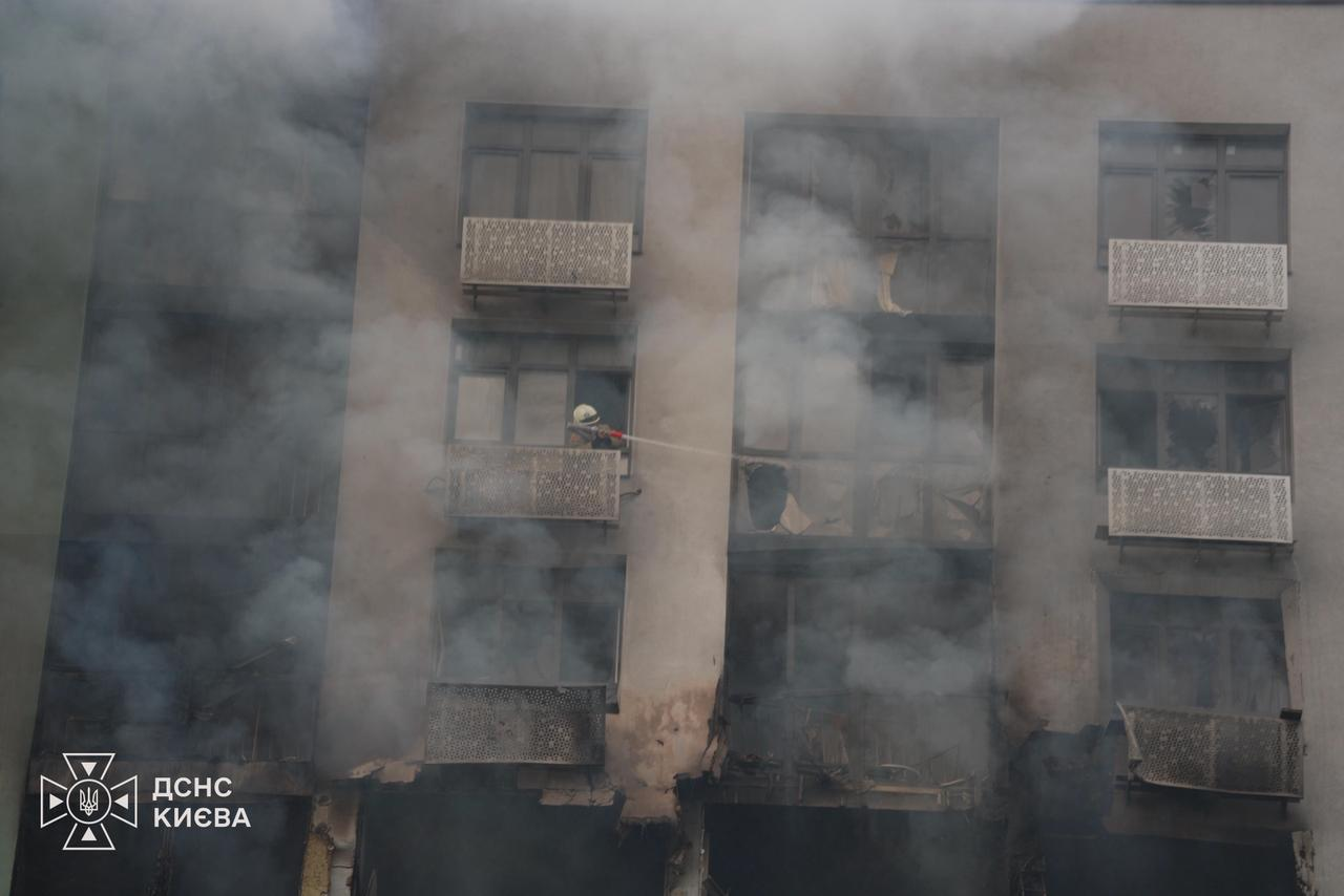 Фото: ДСНС Києва Вогнеборці не могли дістатися до палаючого будинку у Києві через автівки у дворі: відео