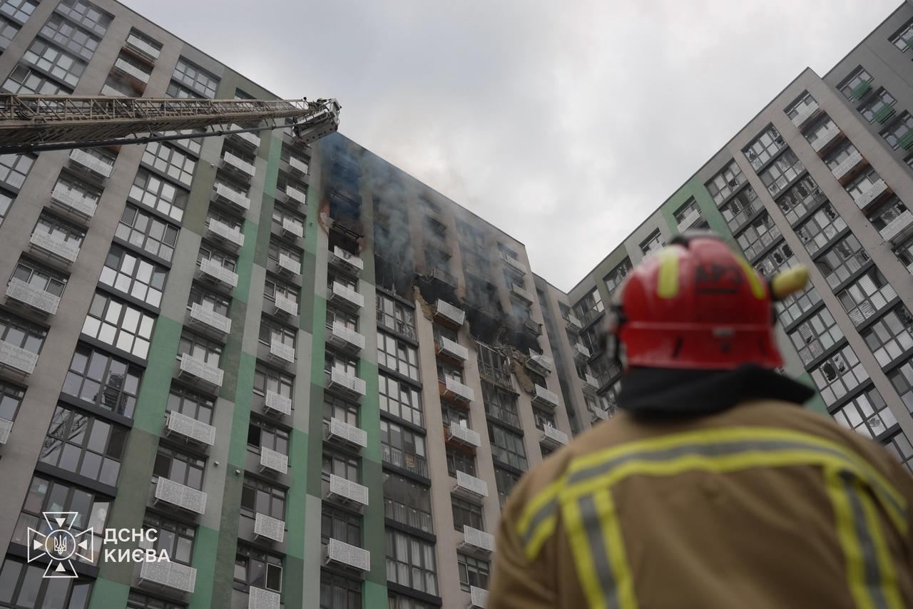 Вогнеборці не могли дістатися до палаючого будинку у Києві через автівки у дворі: відео