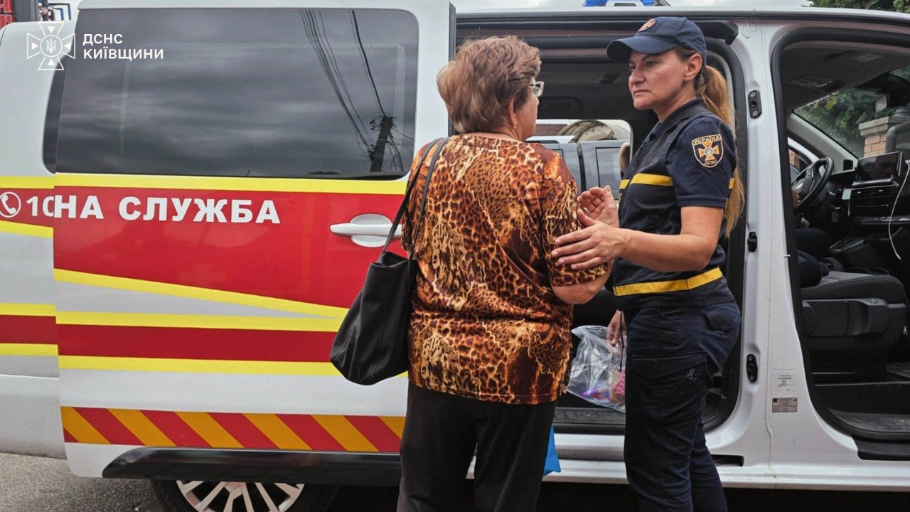 У Бучанському районі четверту добу ліквідовують наслідки удару росіян: фото