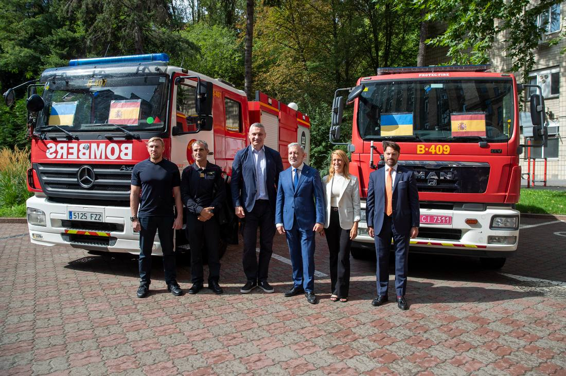 Міжнародна підтримка: Барселона передала Києву пожежні автомобілі