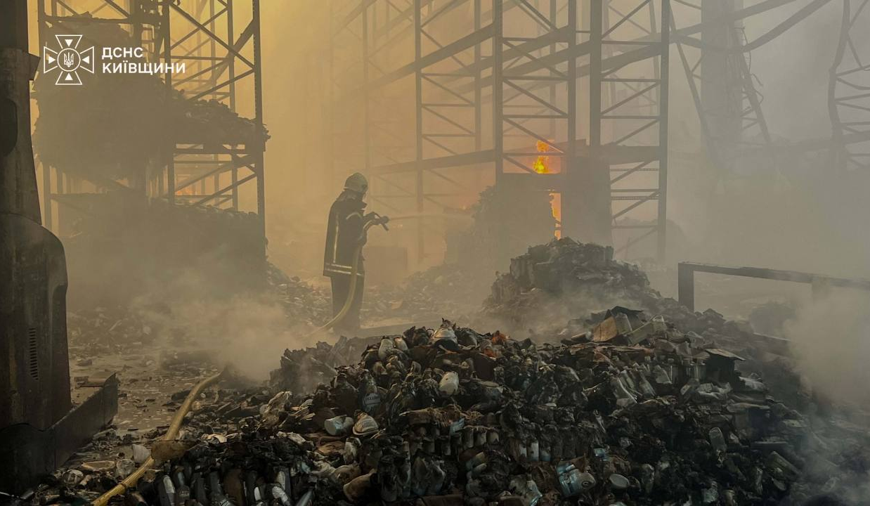 Є постраждалі, пошкоджені склади і адмінбудівля: наслідки атаки на Київщину