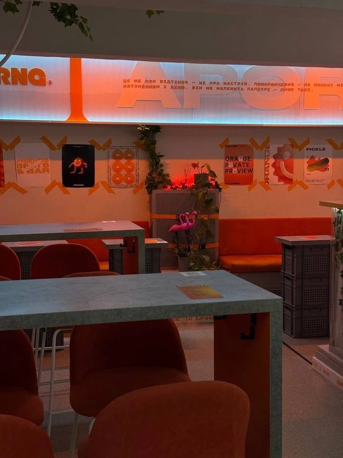 Біля метро "Хрещатик" у Києві відкрився Orange Bar, фото: Віледж